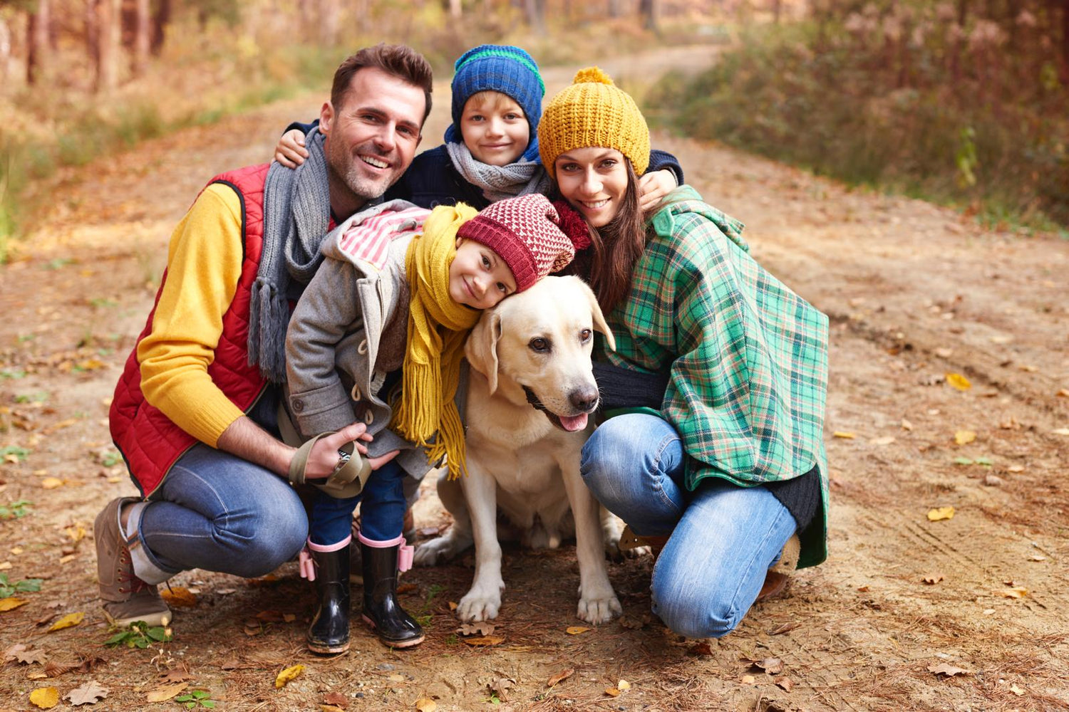 Familie mit Hund im Wald