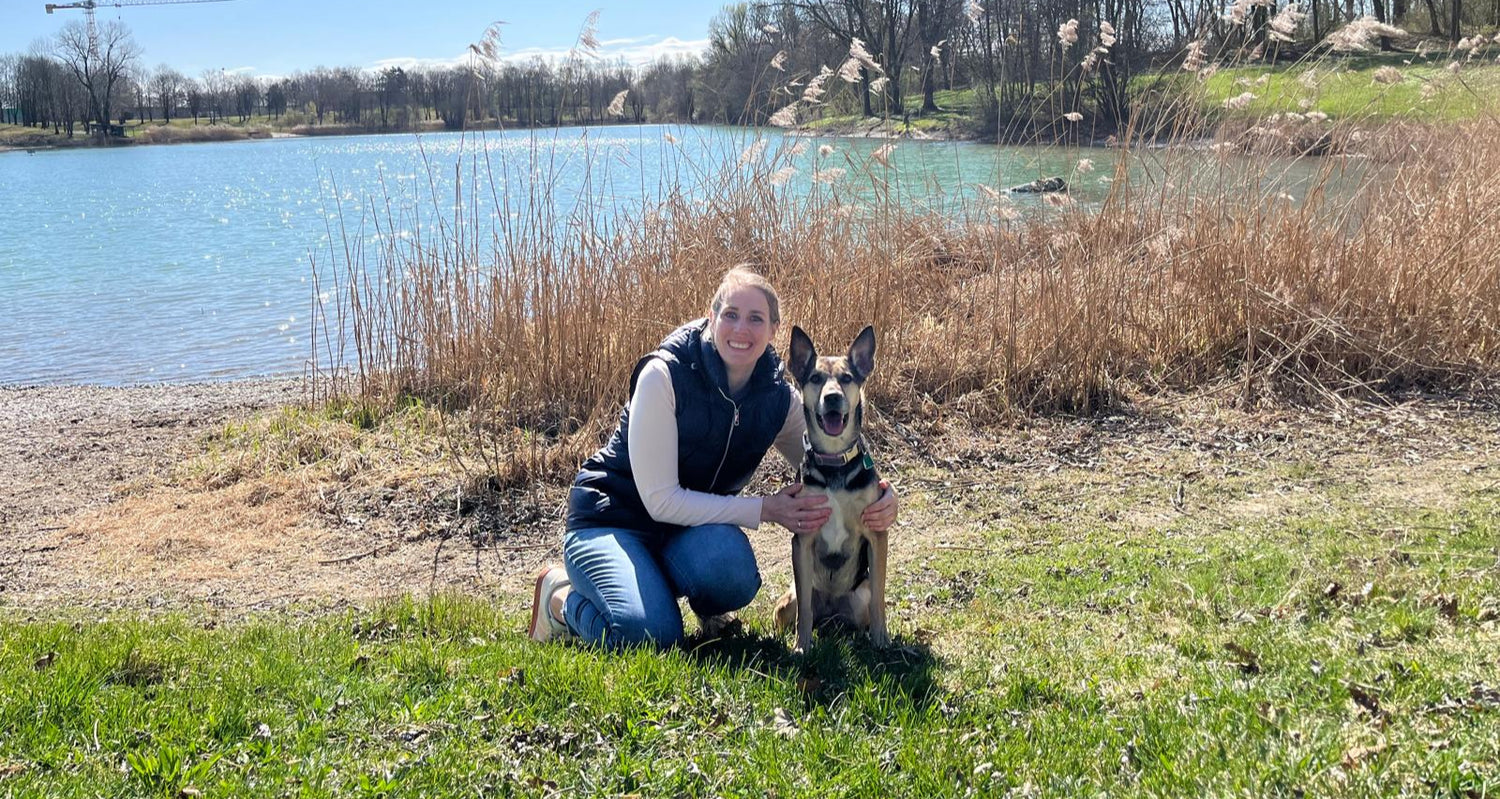 Gründerin Simone mit ihrem Hund